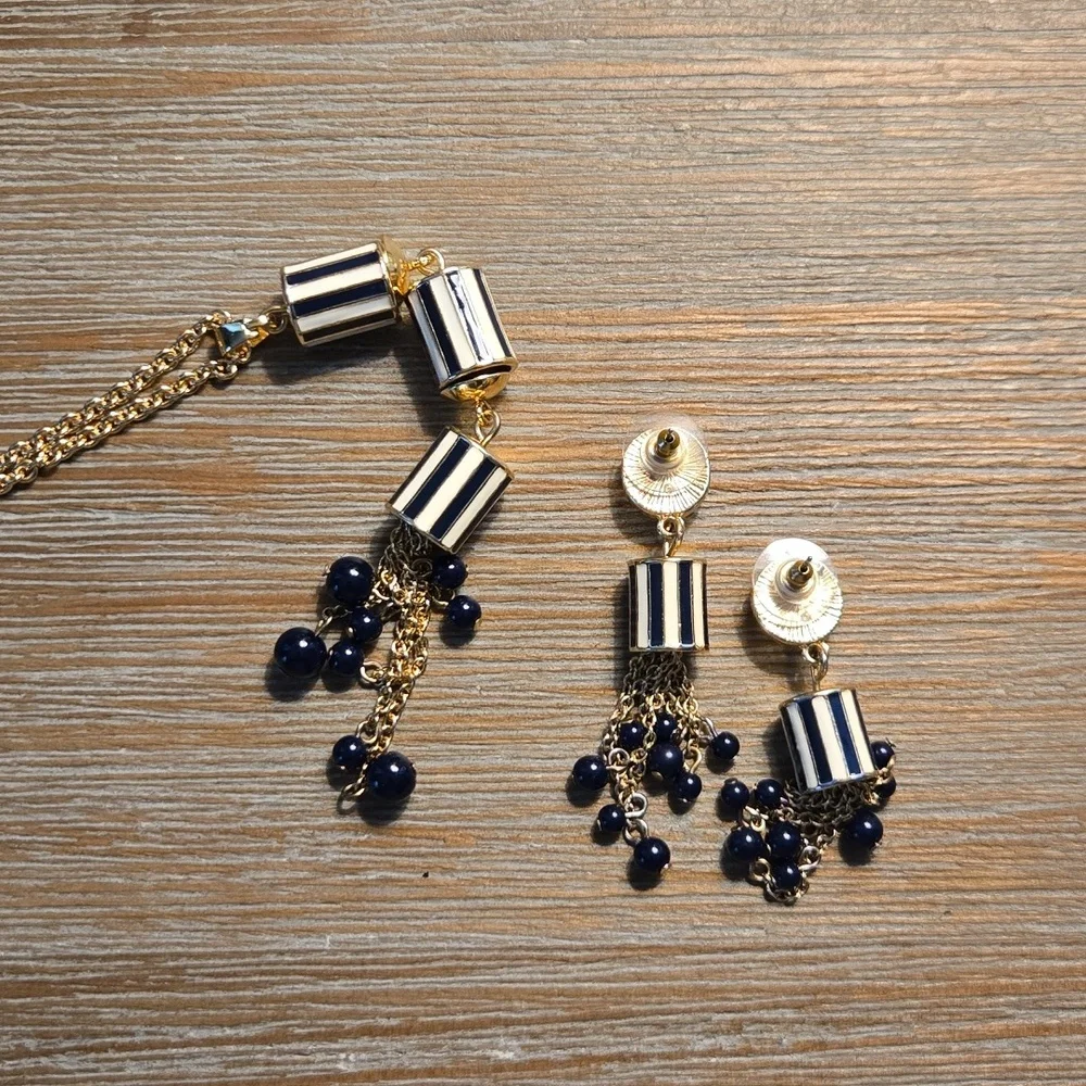 Blue And White Talbot's Pendant & Earrings - Picture 6 of 6